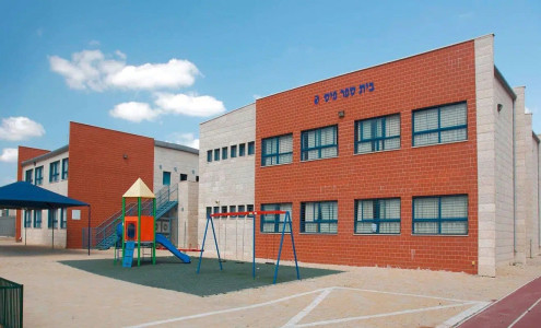 בניית בית ספר