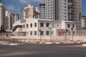 מבנה משולב בבנייה טרומית מבטון